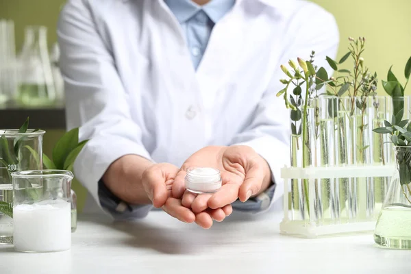 Mulher Segurando Creme Mesa Laboratório Cosméticos Close — Fotografia de Stock