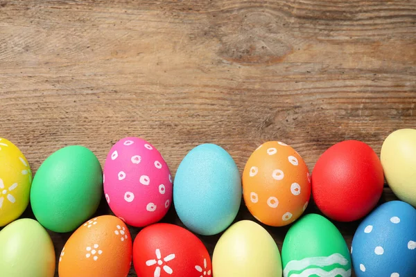 Ahşap Arka Planda Renkli Paskalya Yumurtaları Metin Için Boşluk — Stok fotoğraf