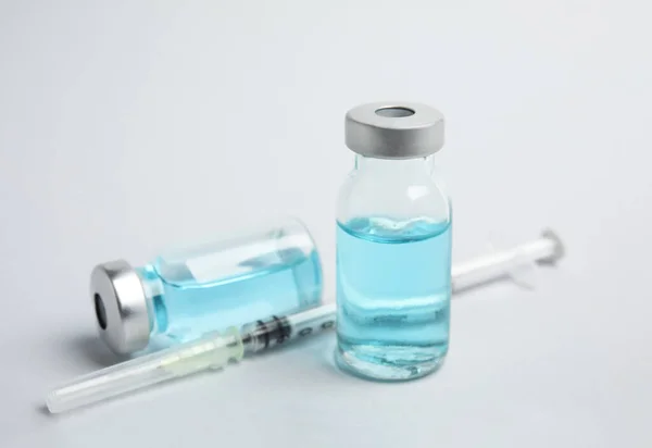 Injektionsflaskor Och Spruta Ljus Bakgrund Vaccination Och Immunisering — Stockfoto