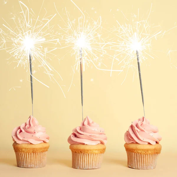 Cupcakes Aniversário Com Sparklers Fundo Amarelo Claro — Fotografia de Stock