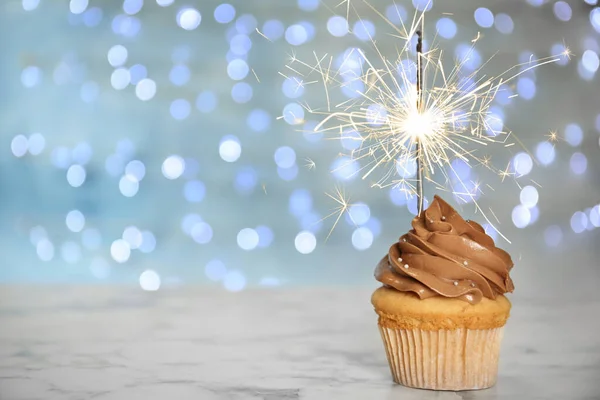 Magdalena Cumpleaños Con Bengala Mesa Contra Las Luces Borrosas Espacio —  Fotos de Stock