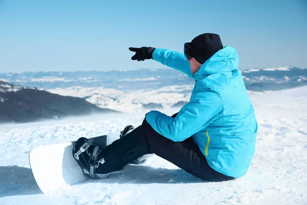 Uomo Con Snowboard Collina Vacanze Invernali — Foto Stock