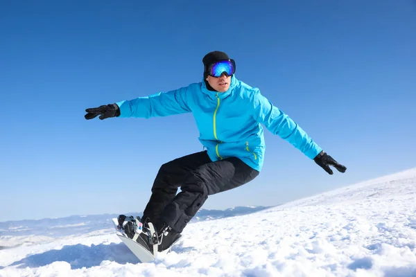 Uomo Che Snowboard Sulla Collina Innevata Vacanze Invernali — Foto Stock