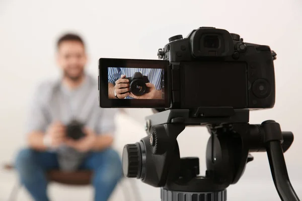 Jovem Blogueiro Com Câmera Gravação Vídeo Dentro Casa Foco Tela — Fotografia de Stock