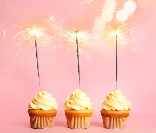 Cupcakes Cumpleaños Con Bengalas Sobre Fondo Rosa —  Fotos de Stock