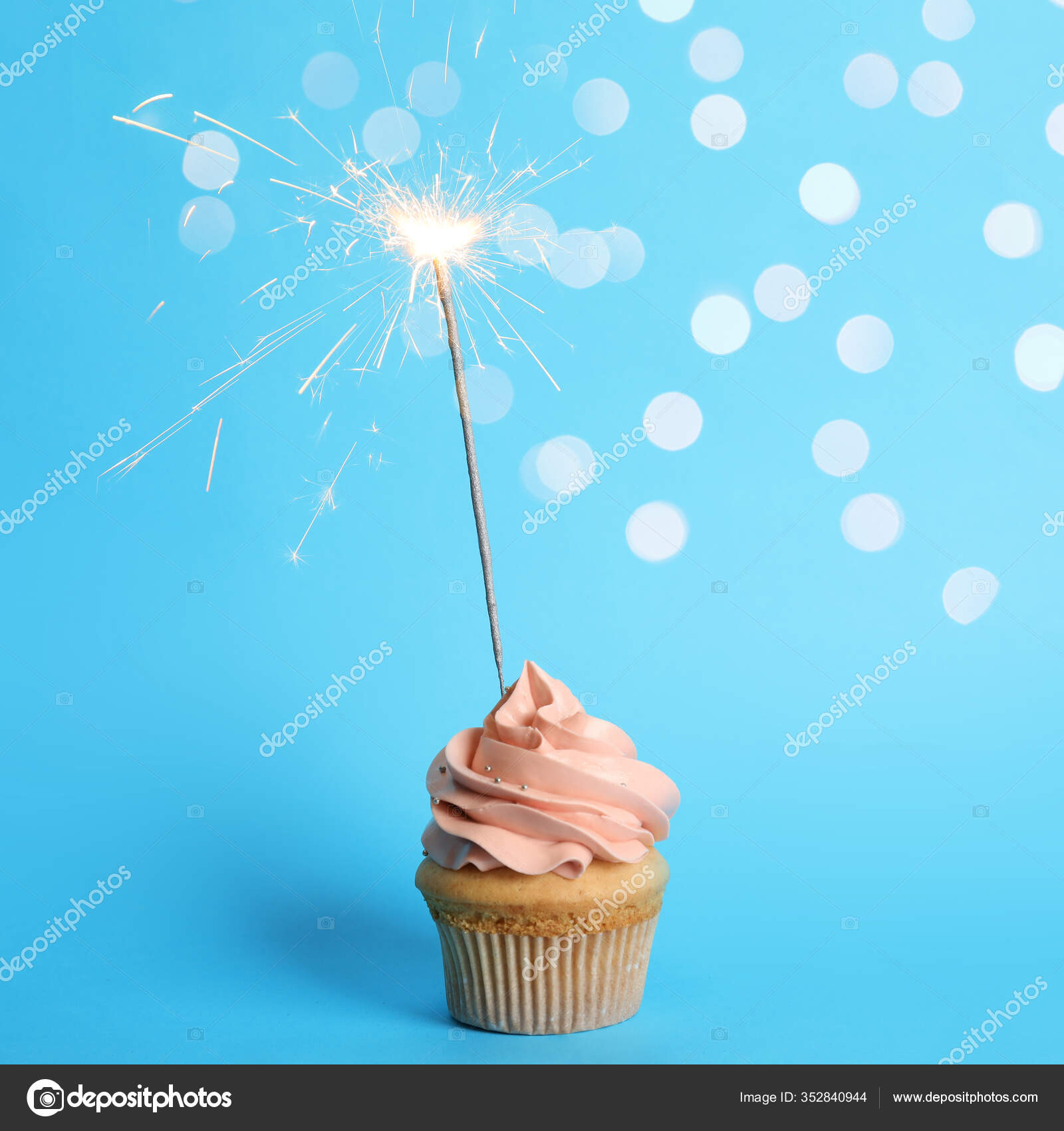 Cupcake D Anniversaire Avec Scintillant Sur Fond Bleu Clair Image Libre De Droit Par Newafrica C