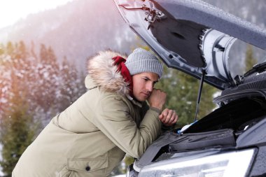 Stresli adam, kış günü kırık arabanın yanında.