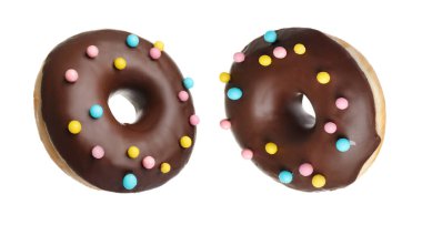 Beyaz arka planda lezzetli jöleli çöreklerle kolaj