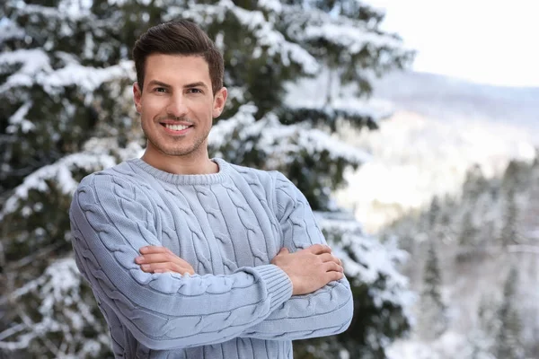 Glücklicher Mann Warmem Pullover Schneebedeckter Tanne — Stockfoto