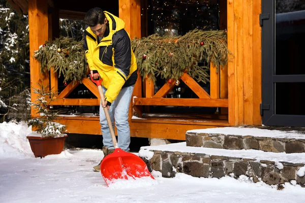Человек Убирает Снег Дома Двор Лопатой Зимний День — стоковое фото