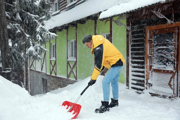 Hombre Limpiando Nieve Con Pala Cerca Casa —  Fotos de Stock