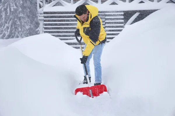 Uomo Pulizia Neve Con Pala Vicino Casa — Foto Stock