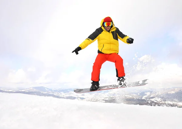 Männlicher Snowboarder Auf Schneebedecktem Hügel Winterurlaub — Stockfoto