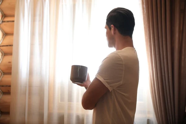 Άνθρωπος Ποτό Κοντά Στο Παράθυρο Τεμπέλικο Πρωινό — Φωτογραφία Αρχείου
