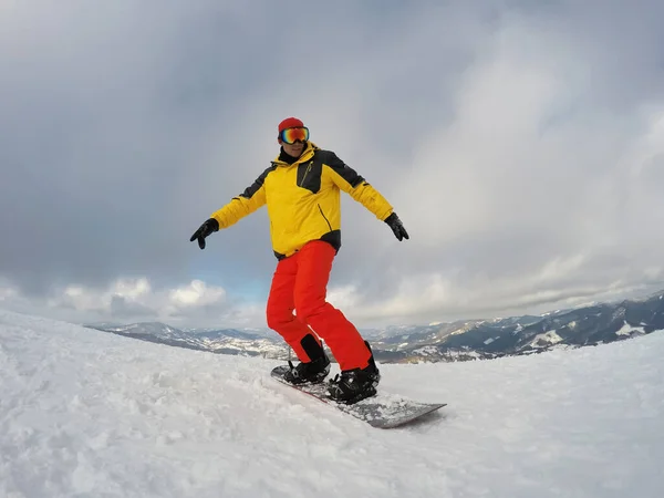 Ember Snowboardozik Sípályán Téli Vakáció — Stock Fotó