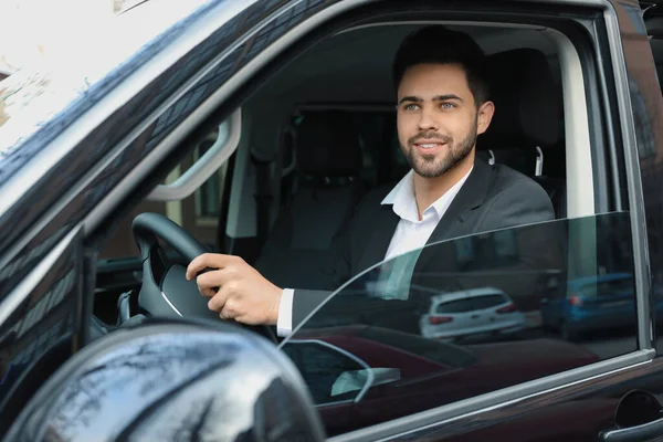 Bonito Jovem Dirigindo Seu Carro Moderno — Fotografia de Stock