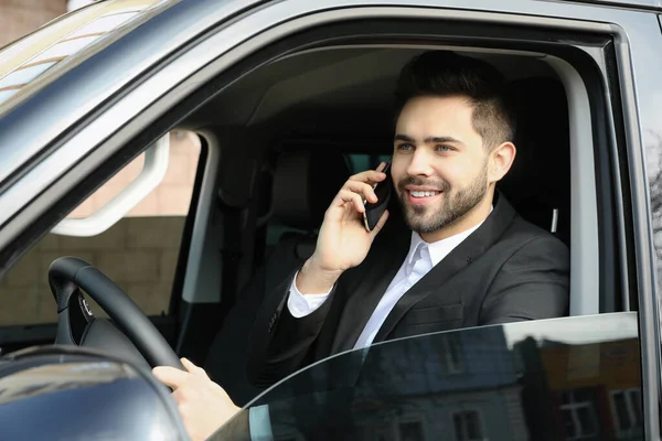 Knappe Jongeman Praten Smartphone Tijdens Het Besturen Van Zijn Auto — Stockfoto