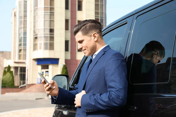 Knappe Man Met Smartphone Buurt Van Moderne Auto Buiten — Stockfoto
