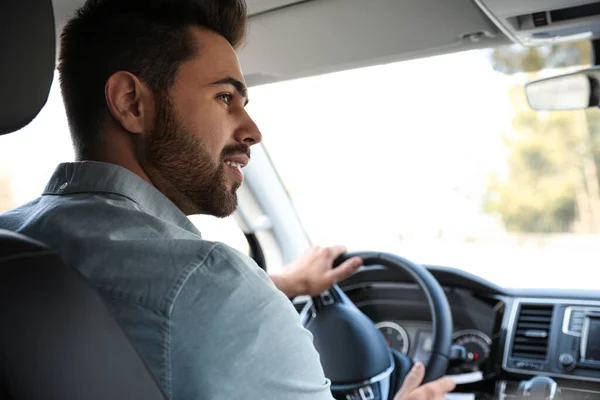 Jovem Bonito Dirigindo Seu Carro Vista Banco Trás — Fotografia de Stock