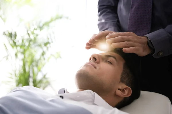 Psicoterapeuta Paciente Consultório Sessão Hipnoterapia — Fotografia de Stock