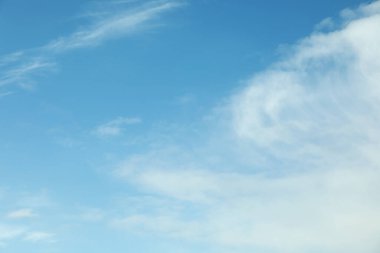 Güneşli bir günde beyaz bulutlu güzel mavi gökyüzü