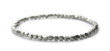 Beyazda izole edilmiş şık bir bilezik. Modaya uygun aksesuarlar.