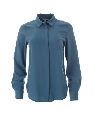 Beyaz arka plana karşı manken üzerinde şık bir bluz. Kadın kıyafetleri.