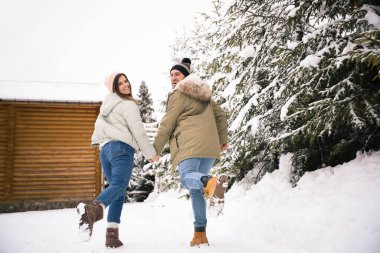Karlı bir günde güzel bir çift birlikte vakit geçiriyor. Kış tatili