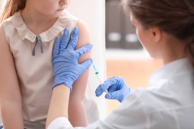 Klinikte suçiçeği aşısı olan küçük bir kız. Varicella virüs önleme
