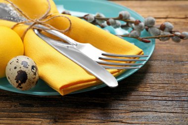 Güzel söğüt dalları olan Paskalya sofrası, yakın plan.