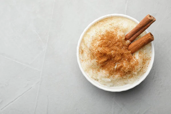 Köstlicher Milchreis Mit Zimt Auf Hellem Tisch Draufsicht Raum Für — Stockfoto