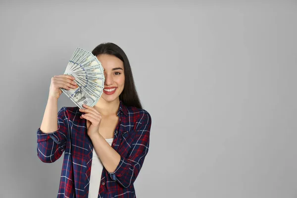 Mujer Joven Con Dinero Sobre Fondo Gris Claro Espacio Para — Foto de Stock