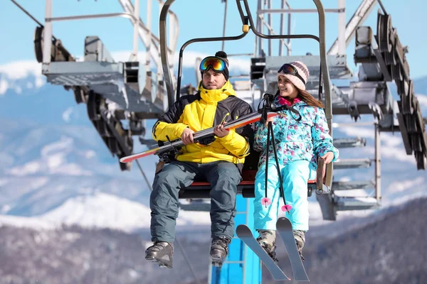 Mensen Die Gebruik Maken Van Stoeltjeslift Het Skigebied Wintervakantie — Stockfoto