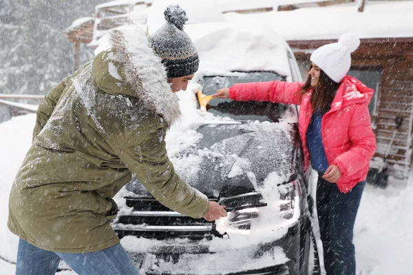 Jovem Casal Limpeza Neve Carro Livre Dia Inverno — Fotografia de Stock