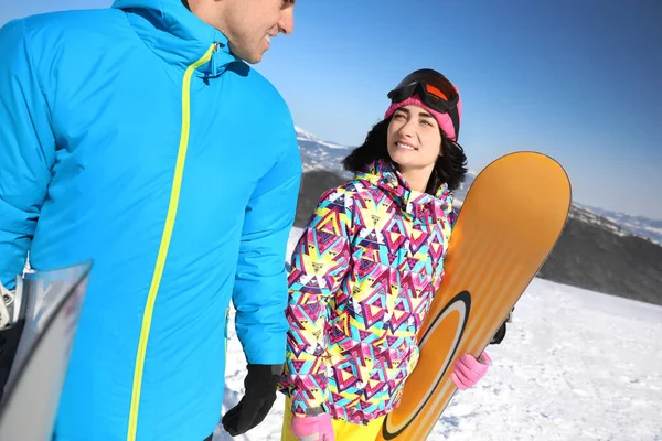 Pareja Con Tablas Snowboard Estación Esquí Vacaciones Invierno —  Fotos de Stock