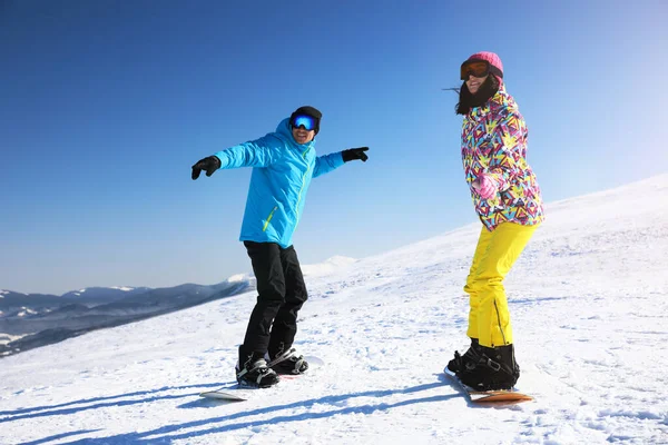 Een Paar Snowboarden Een Besneeuwde Heuvel Wintervakantie — Stockfoto