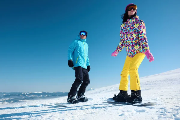 Paar Snowboarden Auf Schneebedecktem Hügel Winterurlaub — Stockfoto