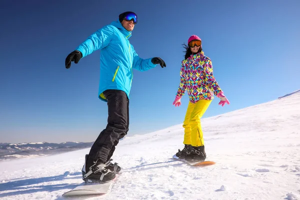 Pár Snowboardingu Zasněženém Kopci Zimní Dovolená — Stock fotografie