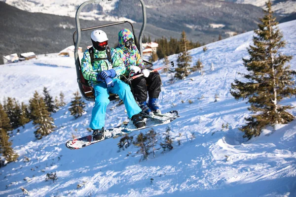 Personas Que Utilizan Telesilla Estación Esquí Montaña Vacaciones Invierno —  Fotos de Stock