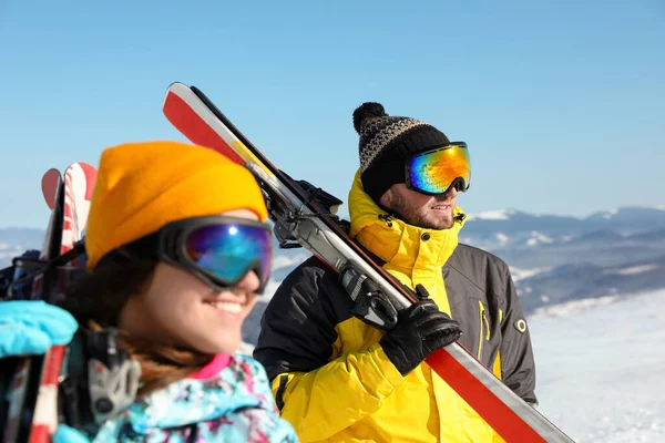 Casal Feliz Com Equipamento Esqui Nas Montanhas Férias Inverno — Fotografia de Stock