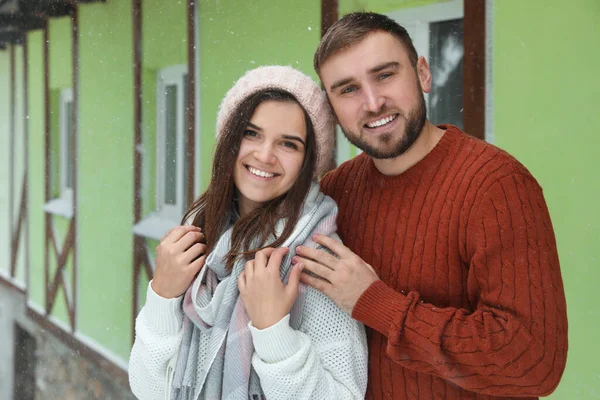 Joli Couple Portant Des Pulls Chauds Extérieur Par Temps Neigeux — Photo