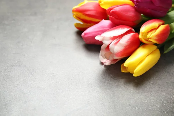Mooie Lente Tulpen Grijze Stenen Tafel Close Ruimte Voor Tekst — Stockfoto