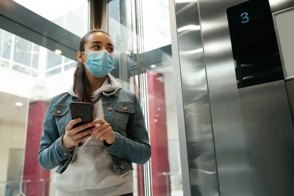 Femeie Tânără Mască Unică Folosință Smartphone Lift Virusul Periculos — Fotografie, imagine de stoc