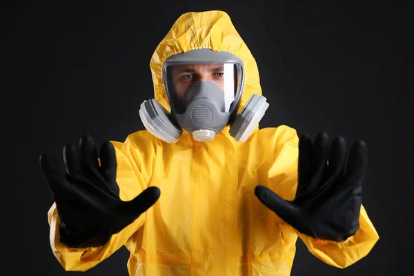 Hombre Traje Protección Química Haciendo Gesto Parada Sobre Fondo Negro — Foto de Stock