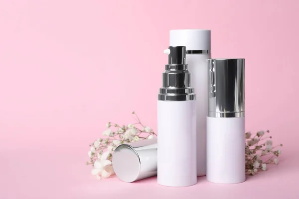 Luxus Kozmetikai Termékek Virágok Rózsaszín Alapon Szöveg Helye — Stock Fotó