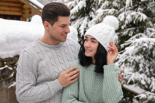 Casal Feliz Suéteres Quentes Livre Dia Inverno — Fotografia de Stock