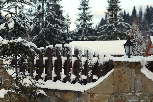 겨울철에는 눈으로 뒤덮인 울타리 — 스톡 사진