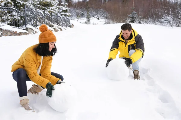Mutlu Çift Dışarıda Kardan Adam Yapıyor Kış Tatili — Stok fotoğraf