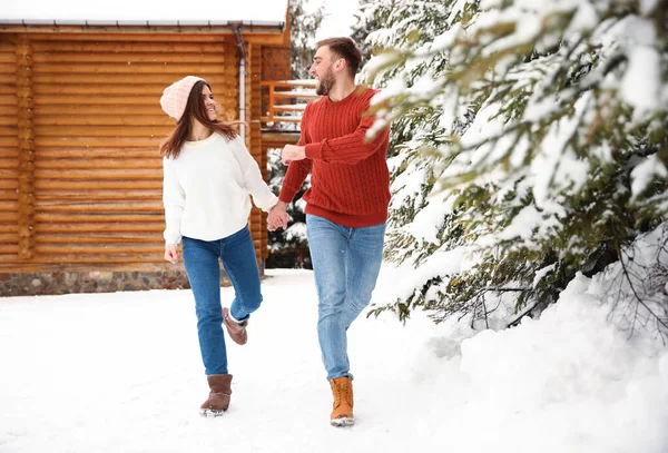 Прекрасная Пара Гуляющая Вместе Снежный День Зимние Каникулы — стоковое фото