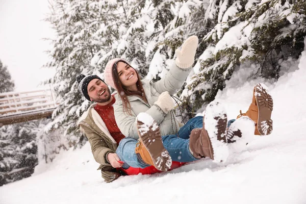Çiftler Karda Kayıyor Eğleniyorlar Kış Tatili — Stok fotoğraf